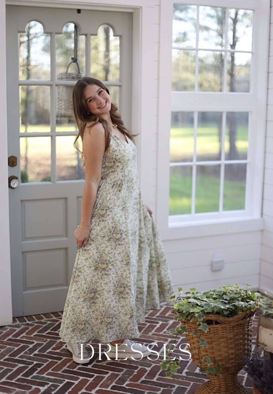 box fit dress VENICE – A White box-fit dress featuring exquisite applique work with 3D embroidery. M / White main image 1