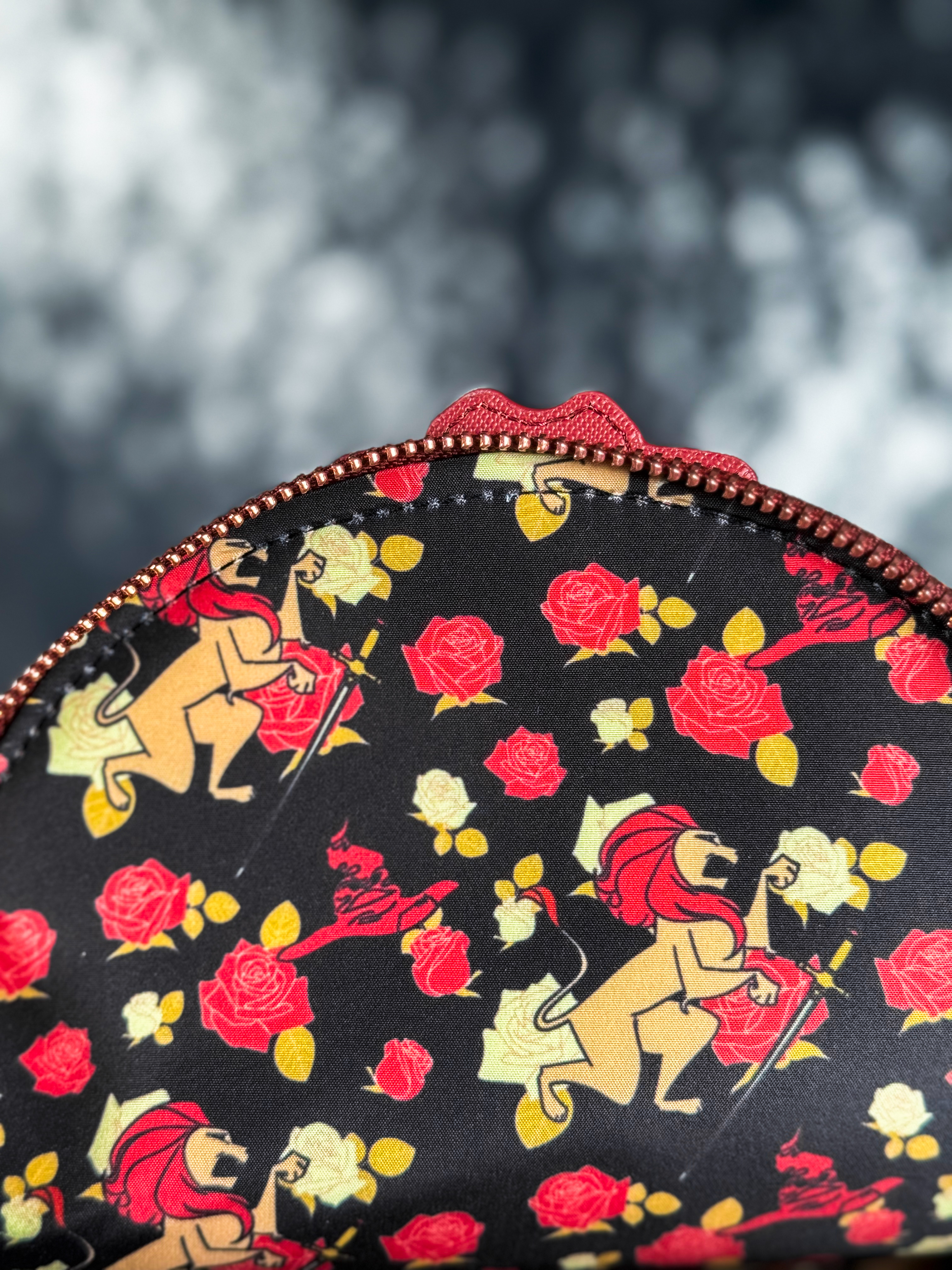 Loungefly Warner Brothers Harry Potter Gryffondor House Tattoo Mini Backpack, Rouge, Talla única Loungefly Warner Brothers Harry Potter Gryffondor House Tattoo Mini Backpack, Rouge, Talla única